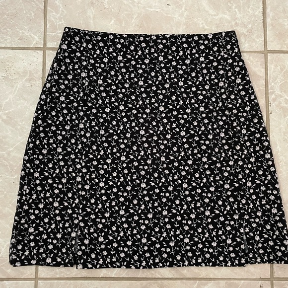 Brandy Melville black and white floral Cara skirt - Picture 3 of 7